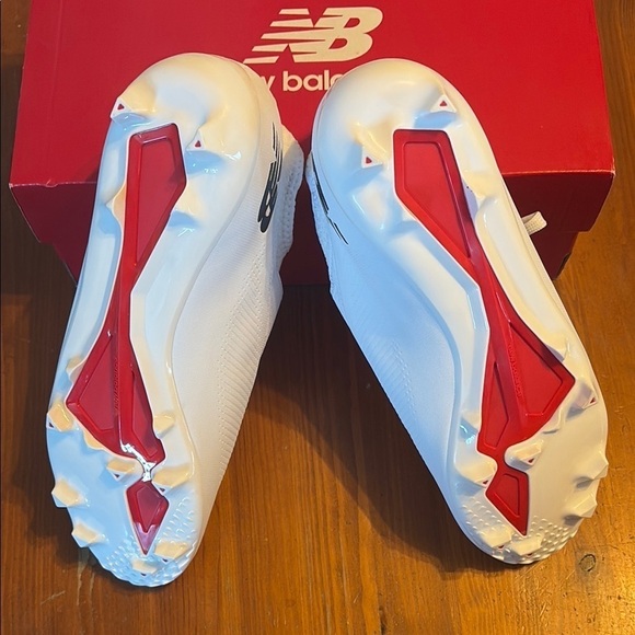 New Balance White Athletic Shoes with Textured Upper and Sleek Design